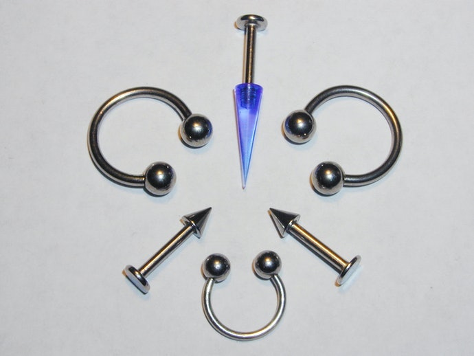 Surgical stainless steel, material umum dengan risiko alergi lebih rendah