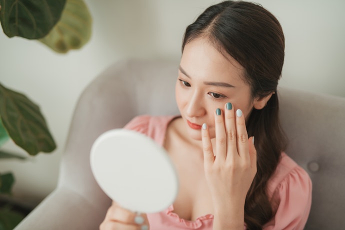Jika kantung mata muncul karena begadang atau gaya hidup, prioritaskan yang mengandung kafeina