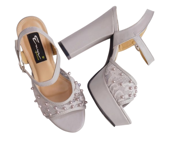 Emye, sepatu chunky heels-nya tidak membuat cepat pegal