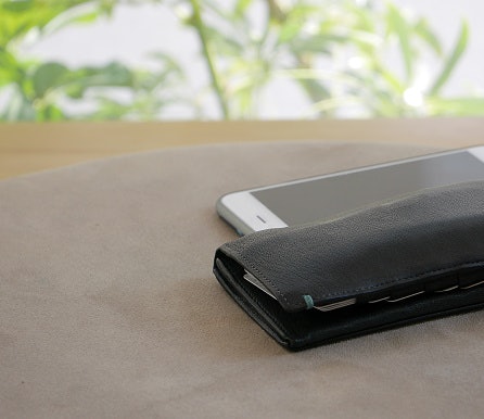 Bifold, dompet lipat dua dengan desain sederhana