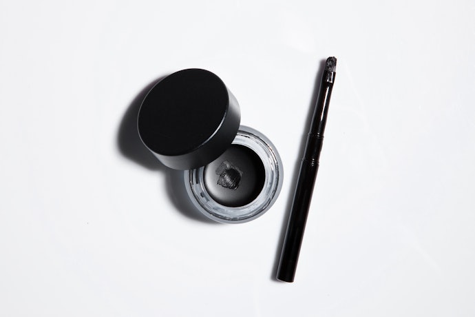 Gel eyeliner: Warna lebih pigmented, pas untuk yang sudah terbiasa menggambar garis mata