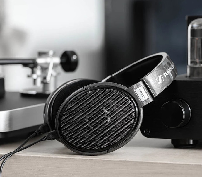 Untuk di studio, pilih professional headphone seperti HD 280 Pro