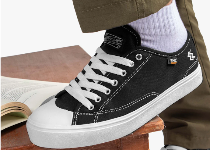Low top sneakers, nyaman dan mudah dipadukan dengan berbagai outfit