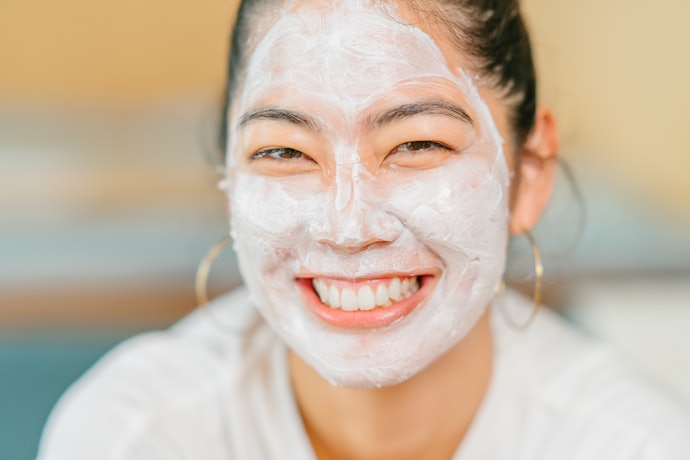 Pilih juga clay mask dengan kandungan pencerah, seperti vitamin C, niacinamide, licorice extract, dan arbutin