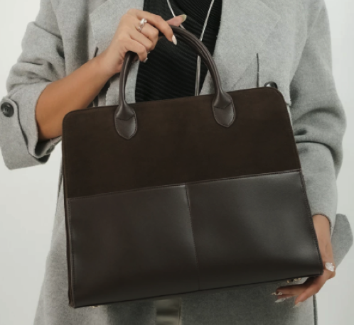 Untuk kerja, pilih tote bag atau backpack yang dapat memuat laptop dan perlengkapan kerja