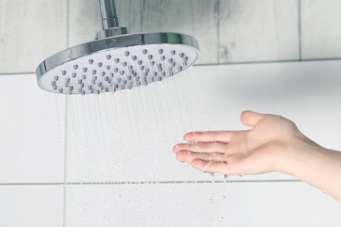Shower dinding: Minimalis, cocok untuk kamar mandi modern