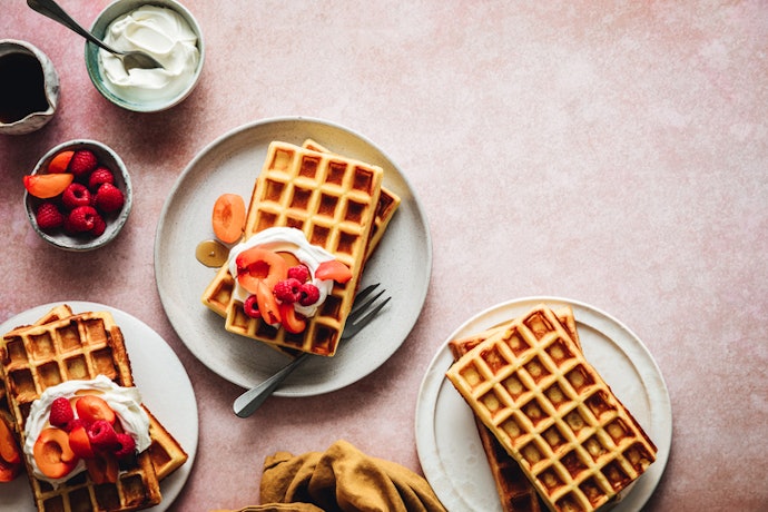 Belgian waffle, wafel bentuk persegi yang renyah berkat kerja ragi
