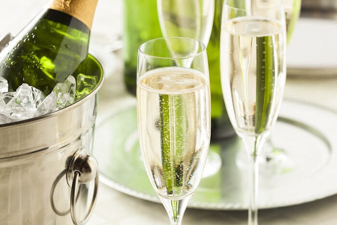 Tipe flute, ramping sehingga gelembung yang dihasilkan maksimal dan paling umum digunakan untuk champagne