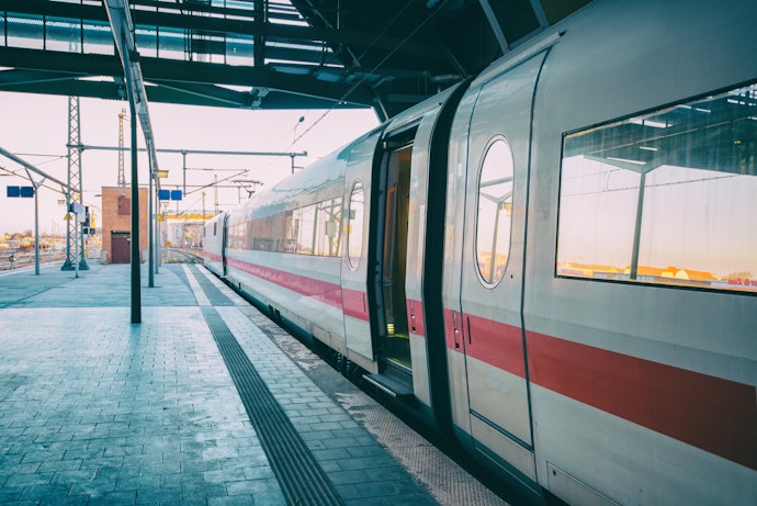 Surabaya Timur: Searah dengan stasiun, terminal, bandara, dan jalan tol
