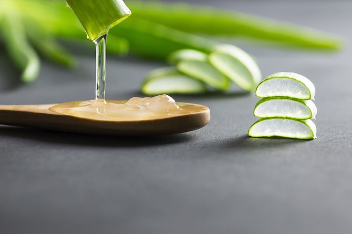Namun, bila tidak ada salep dengan kandungan pelembap oklusif, Anda bisa menggunakan kandungan pelembap humektan, seperti Aloe vera dan allantoin