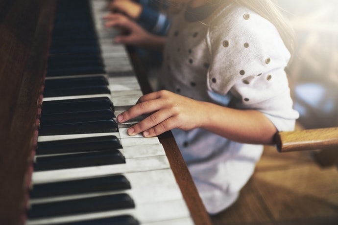 Buku musik atau kacamata renang: Untuk anak-anak yang mengikuti les