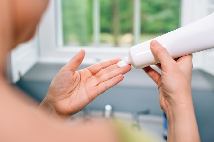 Untuk kulit kering, sensitif, atau normal, pakailah facial wash dengan tekstur cream