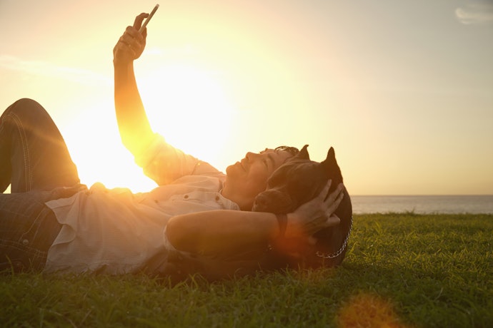 Tipe anti-glare: Cocok untuk pemakaian di luar ruangan