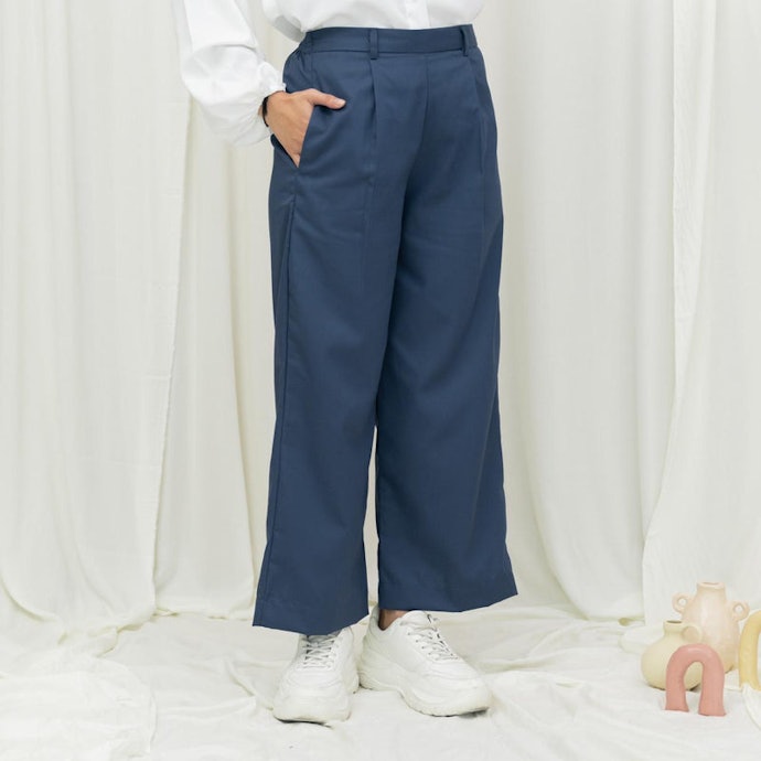 Straight pants, berikan ilusi kaki lebih panjang dan langsing