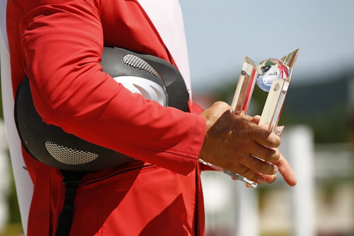 Piala kristal, terkesan mewah dan dapat digunakan sebagai hadiah hari jadi