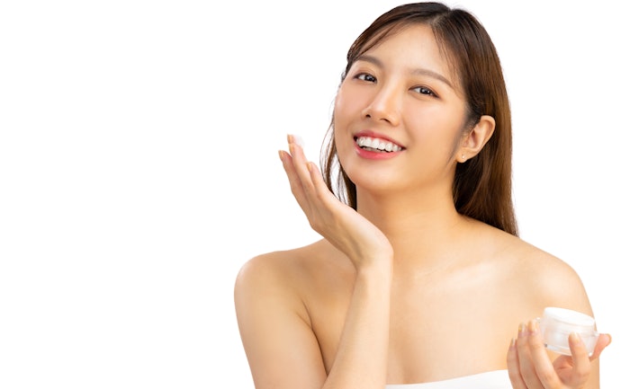 Gunakan krim dengan formula water-based dan label non-comedogenic agar tidak menyumbat pori-pori kulit kamu