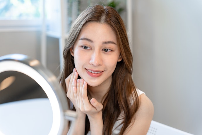 Untuk kulit kombinasi atau normal, cari foundation dengan hasil akhir natural matte, silk velvet matte, atau natural radiant finish