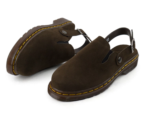 Tragen: Memproduksi mules sandal suede untuk pengganti sepatu di acara semiformal