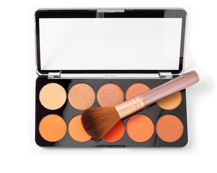 Palette: Berbagai warna dalam satu produk