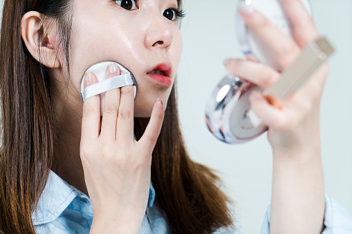 Untuk kulit kering dan normal, pilih dewy finish