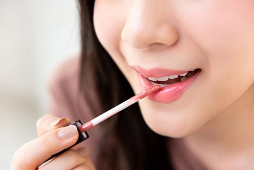 Namun, bila bibir Anda sering tampak terkelupas, gunakan lip tint dengan finishing satin