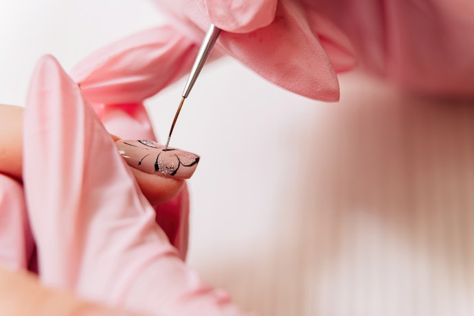 Liner brush: Untuk membuat detail nail art yang rumit