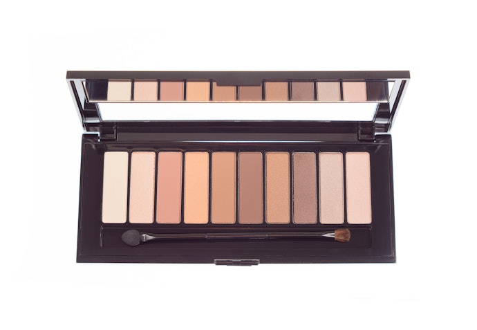 Gunakan warna bernuansa nude dan earth tone untuk tampil natural