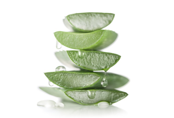 Calendula, bisabolol, Aloe vera, atau soothing agent lainnya, membantu menenangkan kulit sensitif
