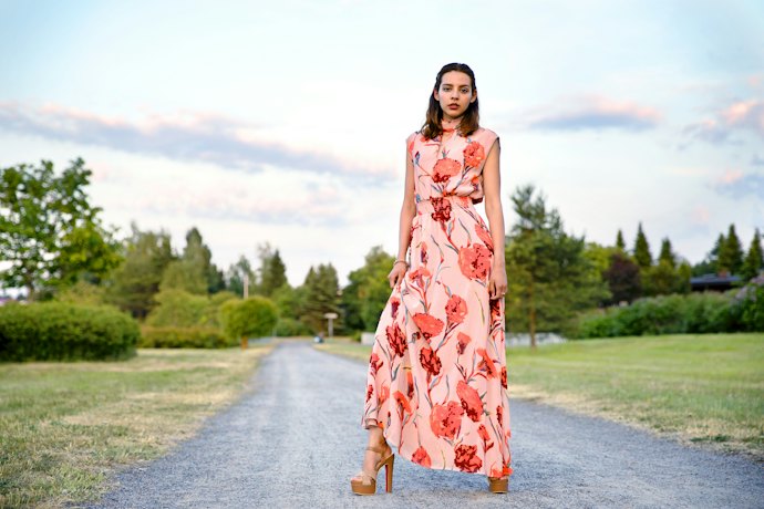 Maxi dress, pasangan yang tepat untuk high heels