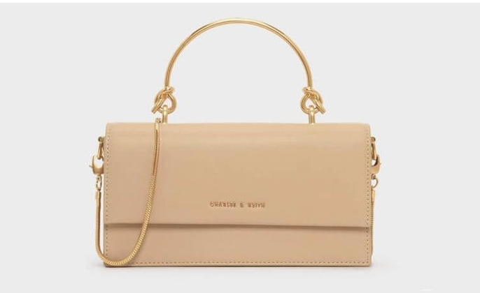 Untuk keperluan pesta dan hangout, pilih jenis shoulder bag dan clutch/mini bag