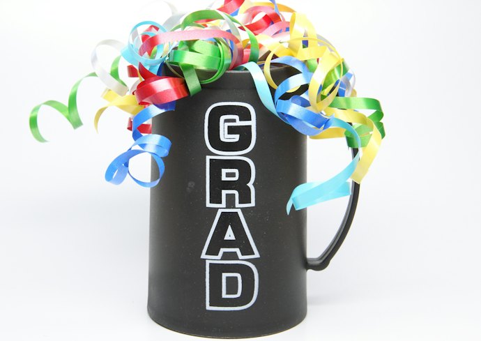 Hadiah wisuda, abadikan memori dengan mug custom