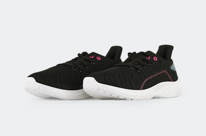 Untuk tampilan kasual, pilih sneakers