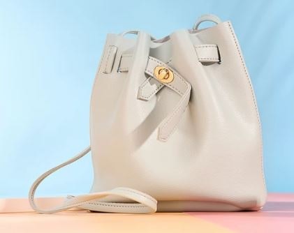 Pilih penutup tas berdesain serut untuk tampilan ala Korean style