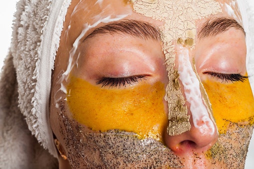 Jika pada bagian yang berminyak cenderung bermasalah, gunakan dua jenis clay mask untuk area wajah yang berbeda