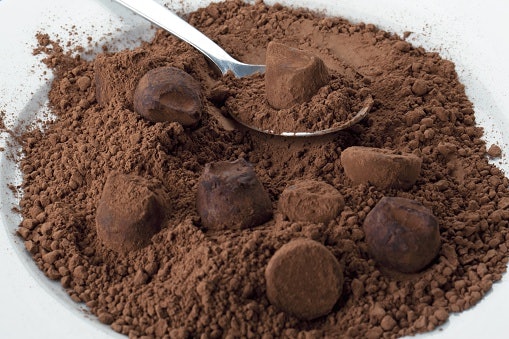 Dutch-processed cocoa powder: Warna pekat dengan rasa yang lebih ringan