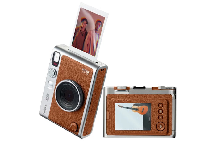 Jika ingin segera membagikan foto di media sosial juga, sebaiknya pertimbangkan kamera hybrid, seperti mini Liplay dan mini Evo