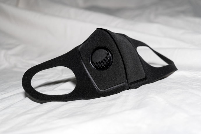 Masker exhaust: Dilengkapi katup kecil untuk melancarkan pernapasan