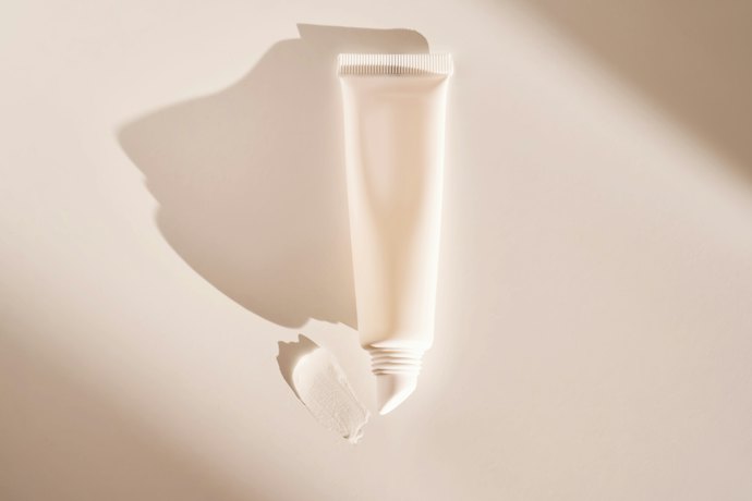 Untuk mencerahkan mata panda akibat hiperpigmentasi: Cari brightening agent seperti niacinamide dan tranexamic acid