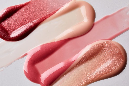 Bila Anda ingin memakai lip tint untuk ke acara penting, cari produk dengan finishing glossy