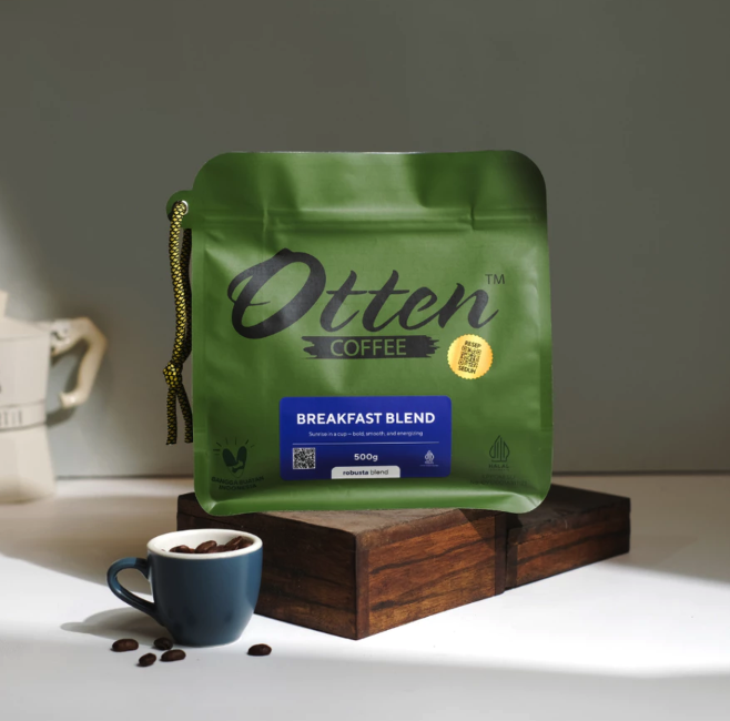 Jika ingin menikmati perpaduan karakter dari beberapa jenis kopi, pilih coffee blend seperti Otten Coffee Breakfast Blend atau ARUTALA Gold Breakfast Blend