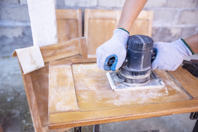 Amplas elektrik orbital (orbital sander): Dapat dipasangi kertas amplas biasa