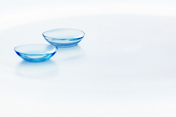 Jika satu mata minus dan mata lainnya plus, beli dua set softlens sesuai ukuran minus dan plus tersebut