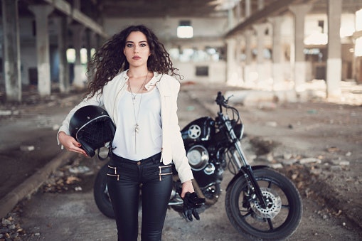 Untuk naik motor atau road trip, softshell dan windbreaker