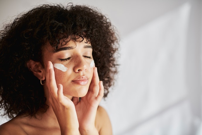 Kulit kering: Pilih sunscreen gel dengan tambahan pelembap emolien dan humektan