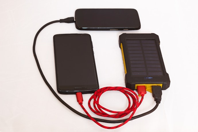 Pemakaian lebih praktis dengan power bank yang dilengkapi built-in cable