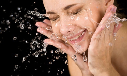 Essence dengan tekstur ringan dan oil-free: Untuk menghindari risiko masalah kulit berminyak