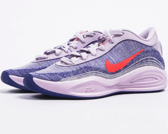 Nike hadir dengan bantalan empuk dan upper breathable untuk bermain lama