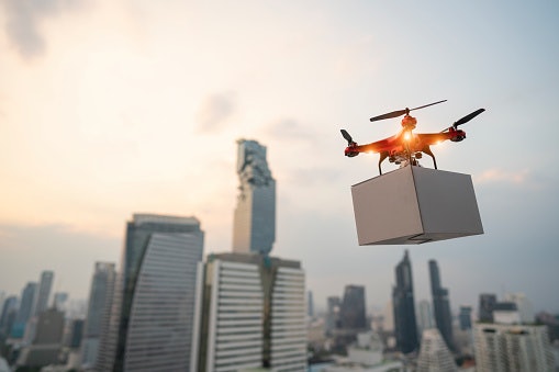 Remote control yang lengkap, mengirim perintah ke drone cukup dengan satu tombol