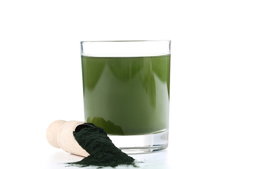 Spirulina bubuk, mudah dicampurkan bersama makanan dan minuman