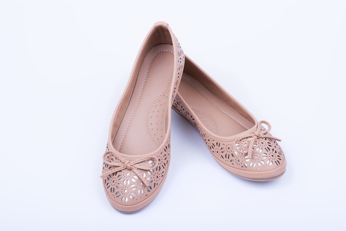 Ballerina flat dan slip-on buat kaki panjang terlihat lebih proporsional